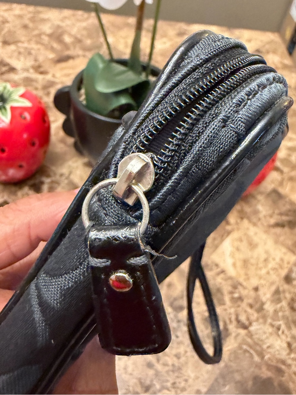 Y2K-era Coach Daisy Pop Optic Camera Pouch - Picture 5 of 9